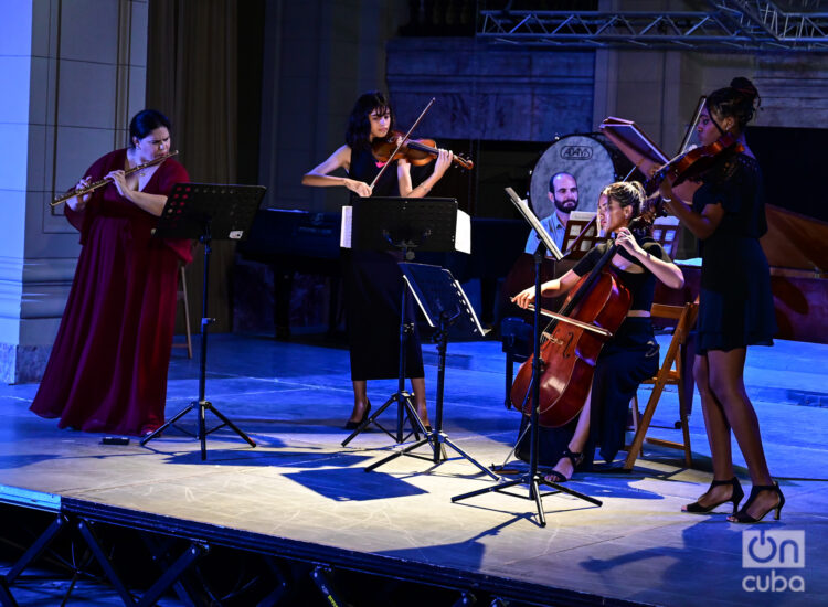 Niurka González (flauta), Alexia M. González (violín), Ana Gabriela León (viola). Al fondo, el maestro José A. Méndez Padrón. Foto: Kaloian.