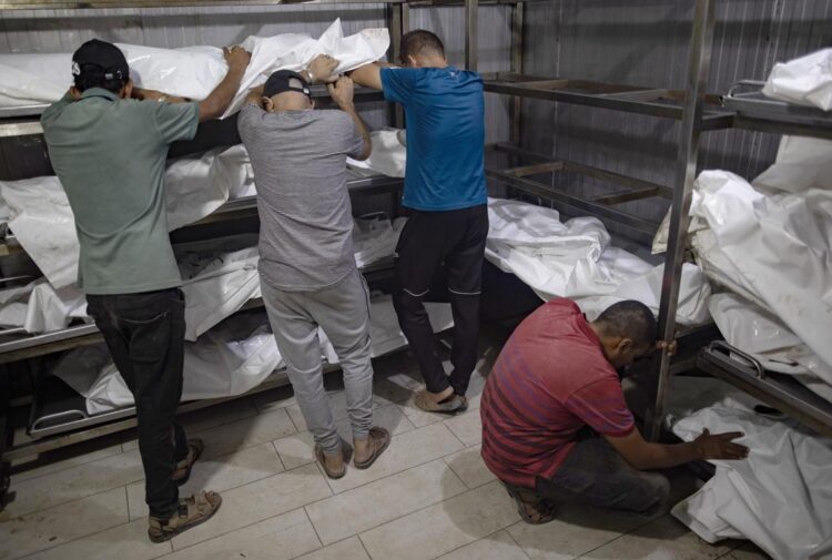 Familiares de palestinos asesinados dentro de la morgue del Hospital Nasser en Khan Yunis, luego de un bombardeo israelí dirigido a una escuela que albergaba a personas desplazadas. Foto:EFE.