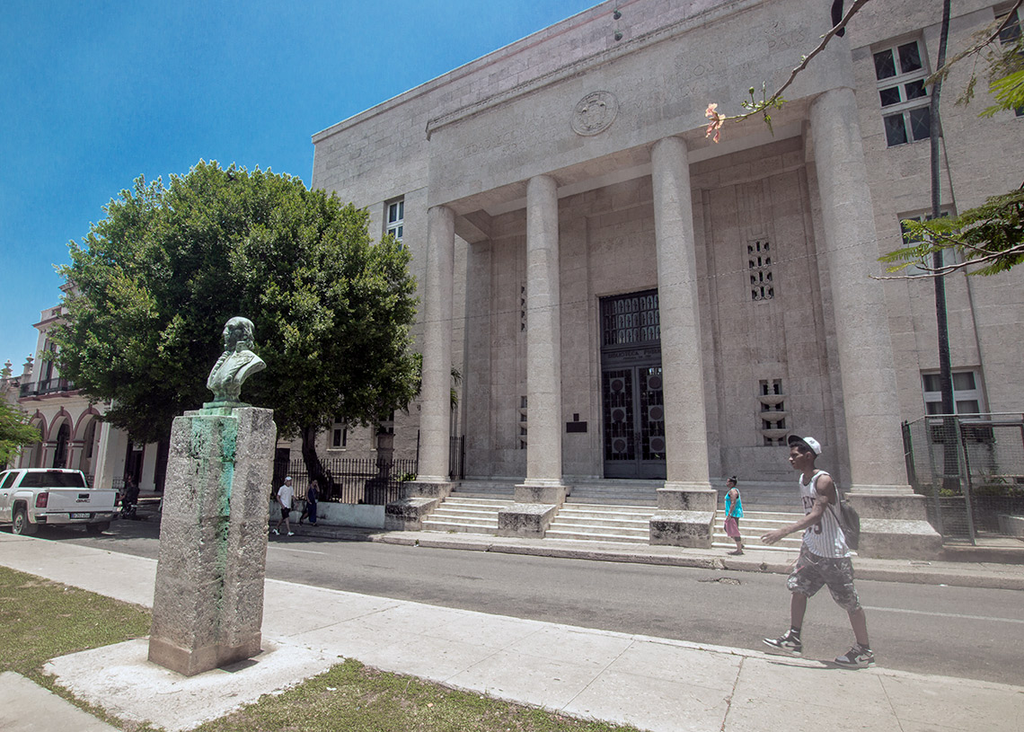 Antigua sede de la Sociedad Económica Amigos del País. Avenida Carlos III, La Habana. Foto: Otmaro Rodríguez.