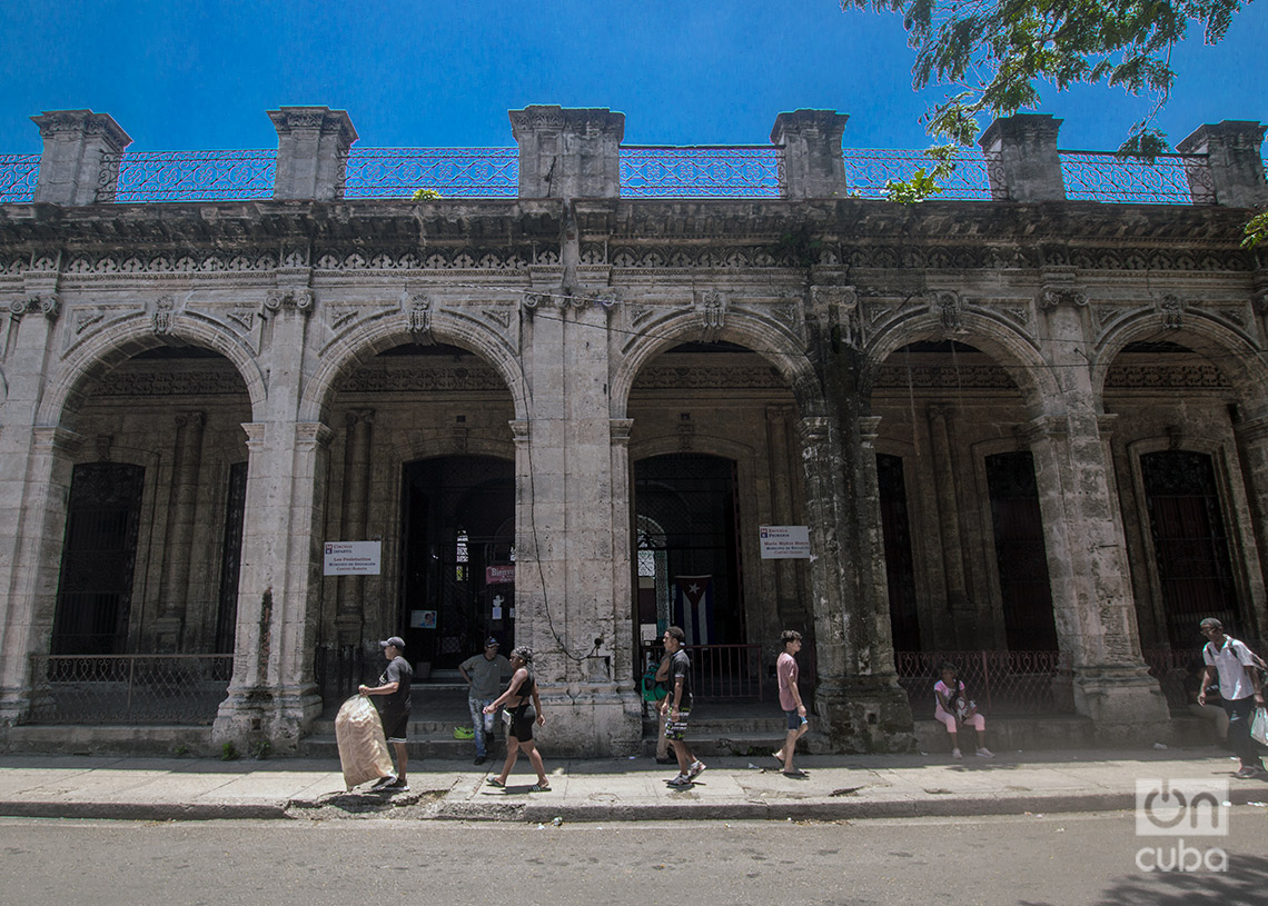 Antiguo Banco Alfa, hoy Escuela Primaria Mario Muñoz Monroy, en la avenida Carlos III. Foto: Otmaro Rodríguez.