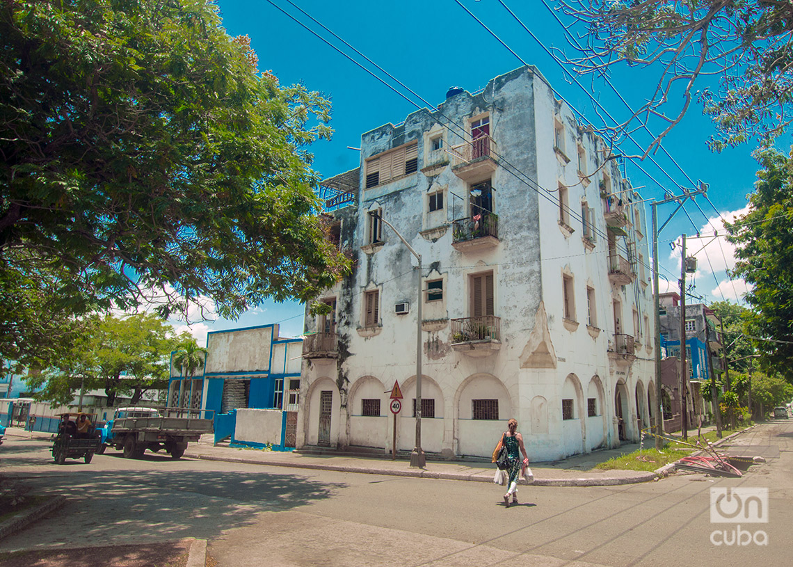 Edificio de vivienda en la avenida Carlos III, La Habana. Foto: Otmaro Rodríguez.