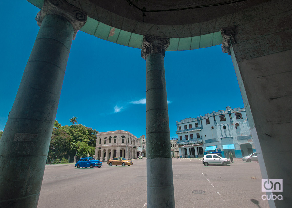 Columnas de los portales en la avenida Carlos III, La Habana. Foto: Otmaro Rodríguez.