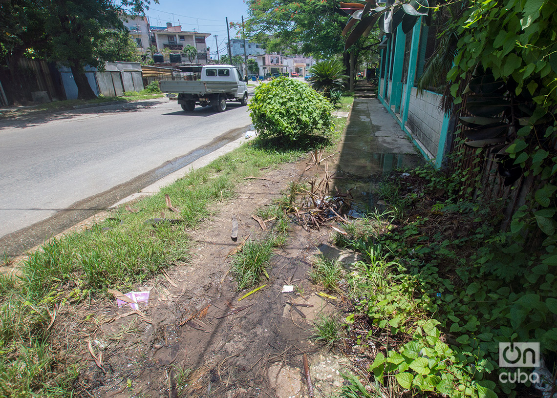 Acera en mal estado, con agua acumulada de un salidero, en la calle Ayestarán. Foto: Otmaro Rodríguez.