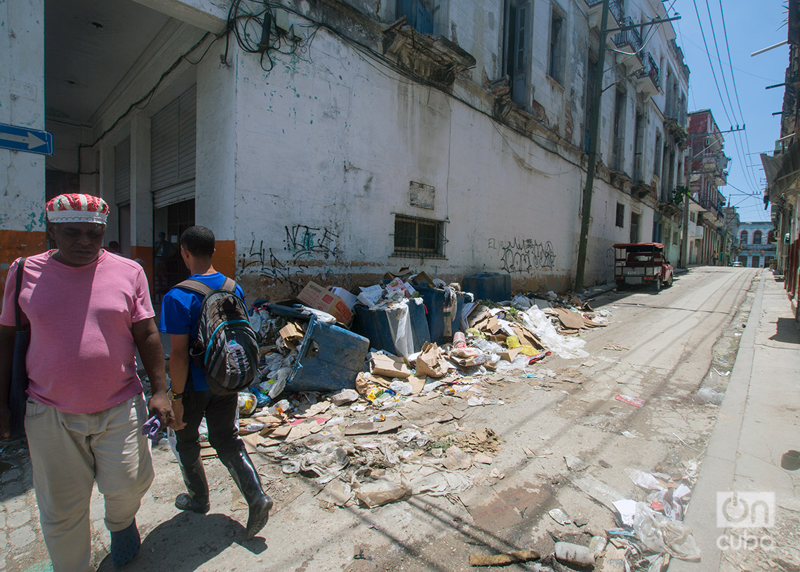 Basurero desbordado en el barrio habanero de Los Sitios. Foto: Otmaro Rodríguez.