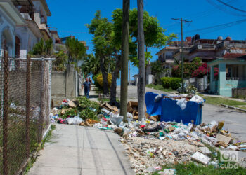 Un basurero desbordado en La Habana. Foto: Otmaro Rodríguez.