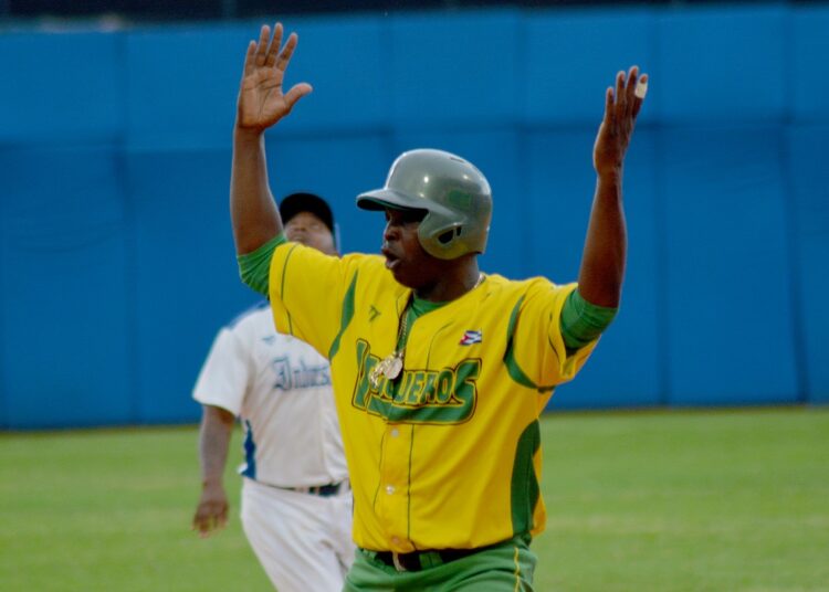 William Saavedra, como suele siempre suceder en los playoff, volvió a ser el líder ofensivo de la novena pinareña frente a Industriales. Foto: Ricardo López Hevia.