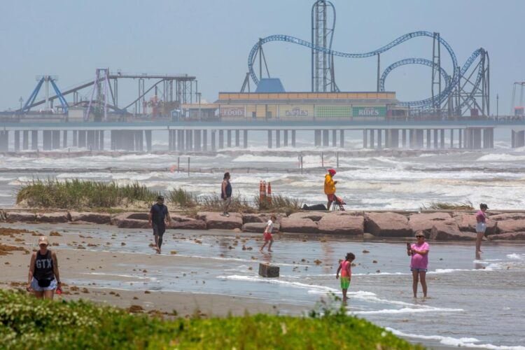 Personas en una playa de Texas, un día antes de la llegada de la tormenta. Foto: CARLOS RAMÍREZ/EFE/EPA.
