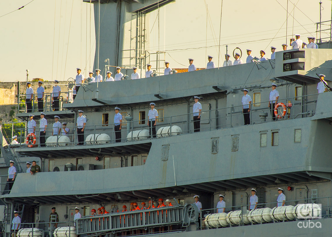 El buque escuela Smólniy, de la flota del Báltico de la Marina de Guerra rusa, entra a La Habana. Foto: Otmaro Rodríguez.