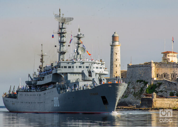 El buque escuela Smólniy, perteneciente a la flota del Báltico de la Marina de Guerra rusa, entra a La Habana el 27 de julio de 2024. Foto: Otmaro Rodríguez.