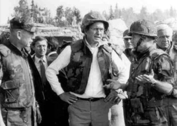 El general de infantería de marina PX Kelley (izquierda) y el coronel Tim Geraghty (derecha) llevan al entonces vicepresidente George HW Bush en un recorrido por el lugar del atentado con bomba en el cuartel de Beirut dos días después de la explosión del 23 de octubre de 1983 que mató a 241 militares, en su mayoría marines, en el Aeropuerto Internacional de Beirut. 25 de octubre de 1983. Foto: Randy Gaddo/Wikimedia.