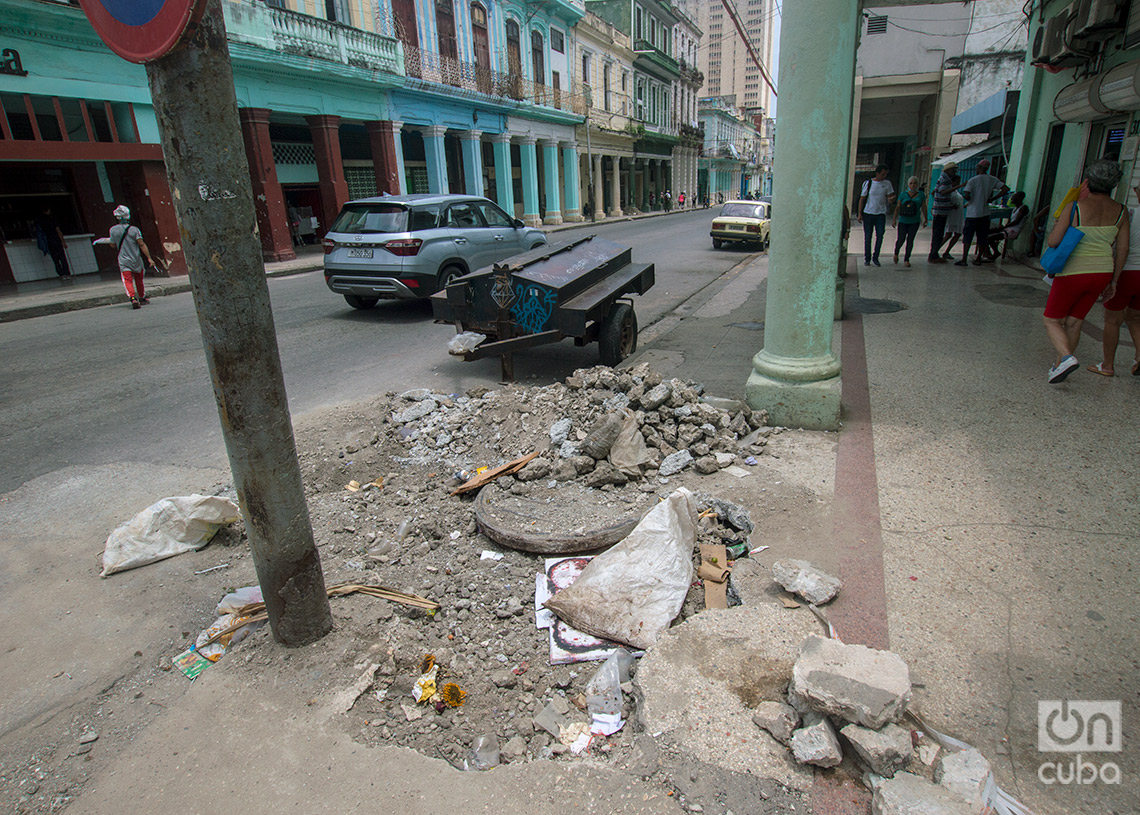 Aceras y contenes destruidos en La Habana. Foto: Otmaro Rodríguez.