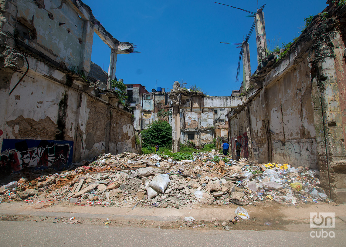 Vertedero en unas ruinas en la calle habanera Bernaza. Foto: Otmaro Rodríguez.