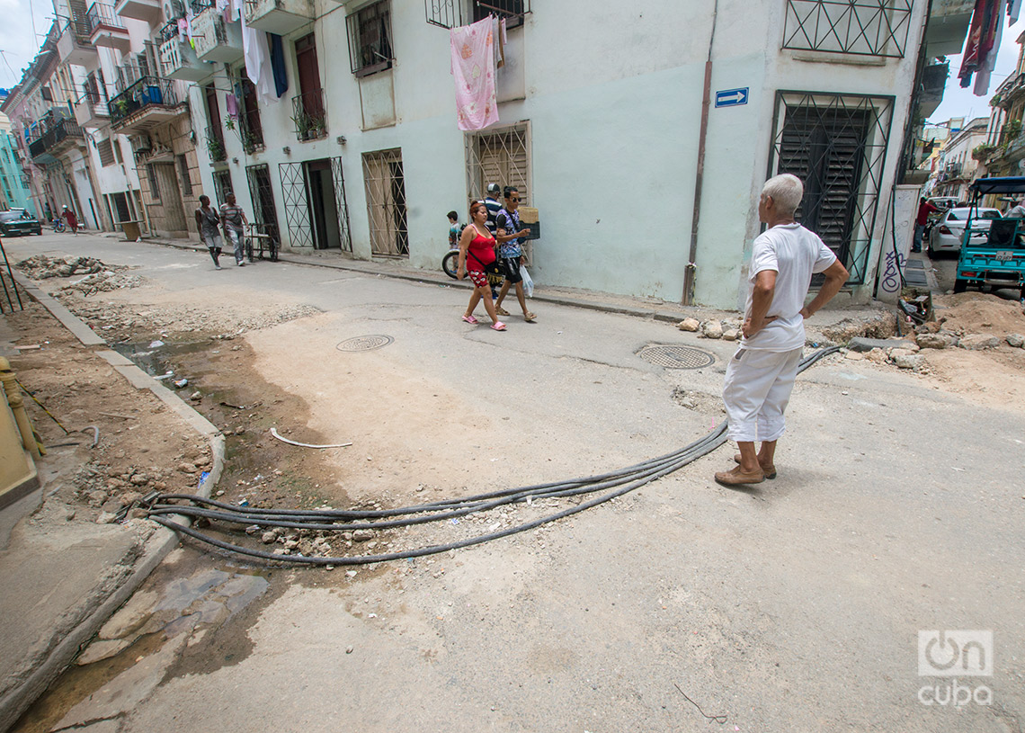 Imagen de unas aceras y calles en La Habana luego de un trabajo eléctrico. Foto: Otmaro Rodríguez.