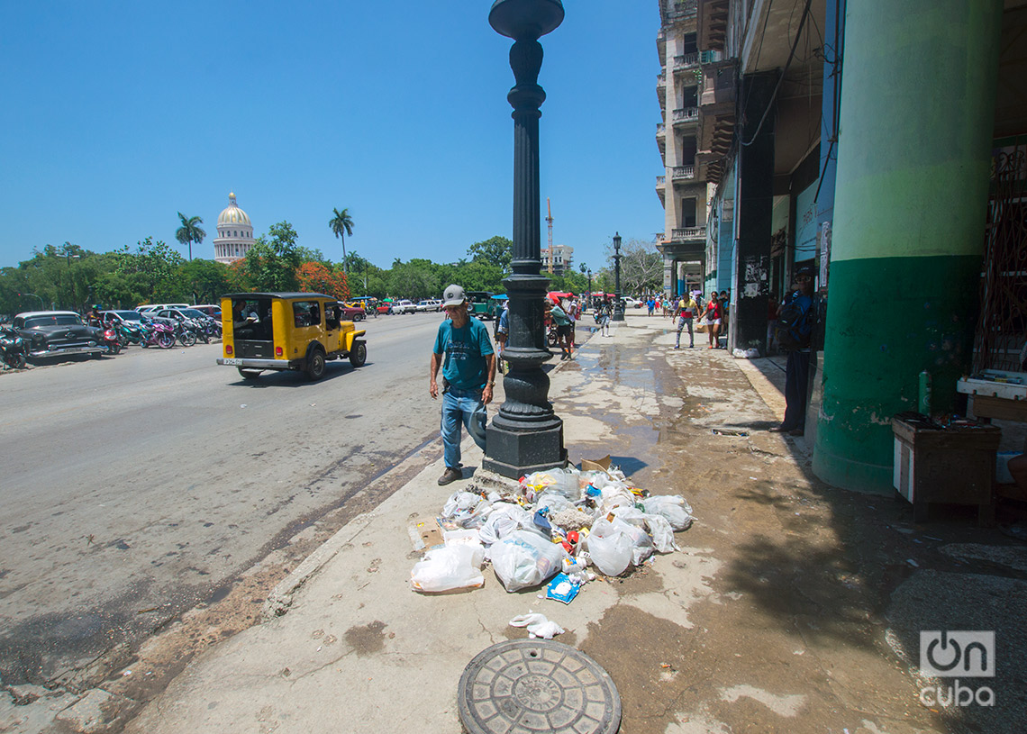 Basura acumulada y charcos en la calle Monte, en La Habana. Foto: Otmaro Rodríguez.