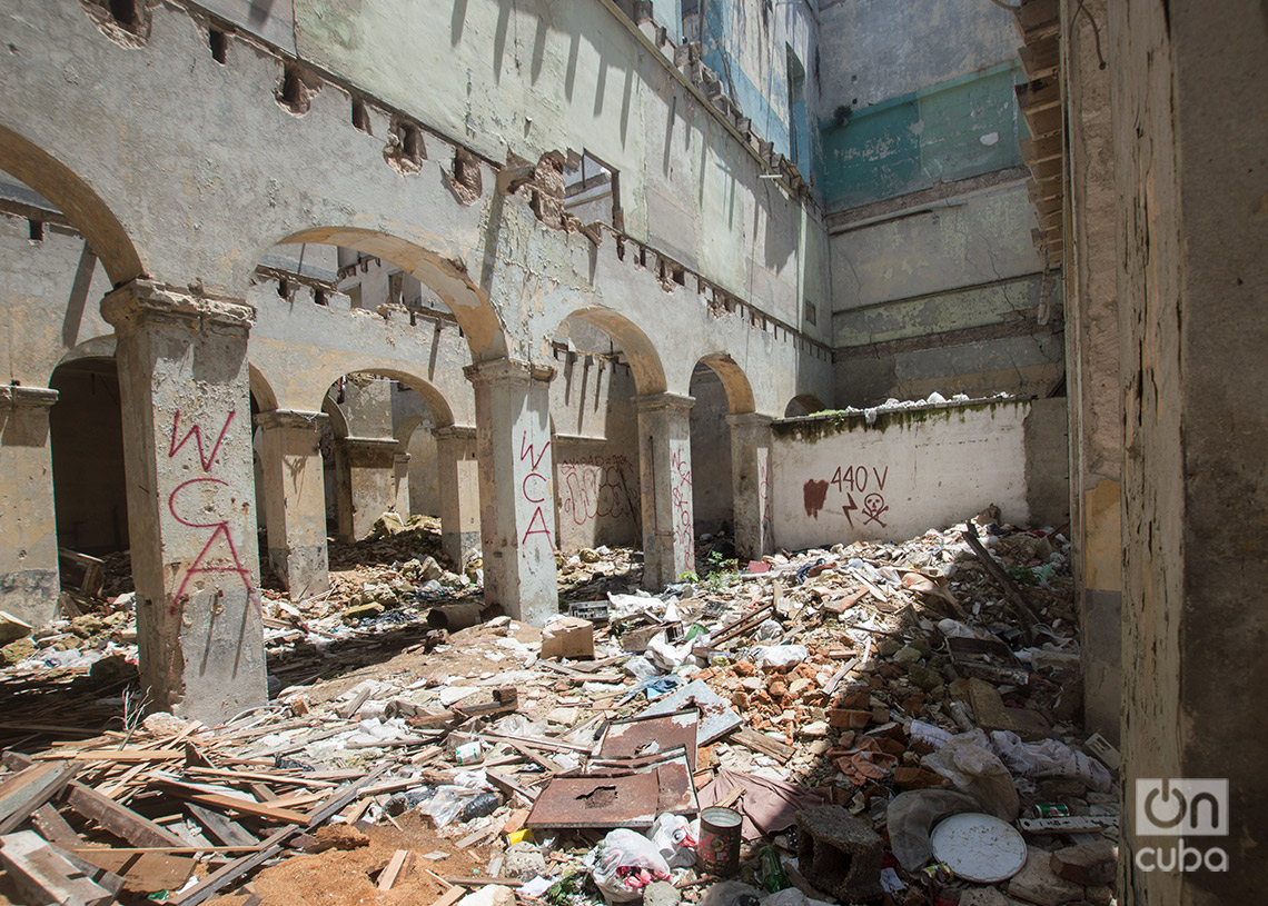 Basura acumulada en el antiguo edificio de la empresa de tranvías eléctricos de La Habana. Foto: Otmaro Rodríguez.