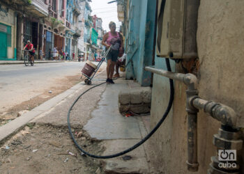 Una mujer camina por una acera en mal estado, en La Habana. Foto: Otmaro Rodríguez.