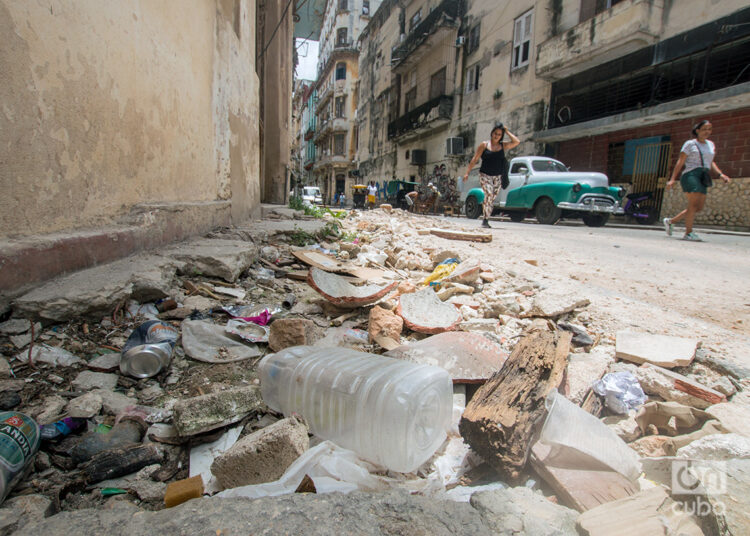 Acera rota con desechos acumulados en la calle San Miguel, en La Habana. Foto: Otmaro Rodríguez.