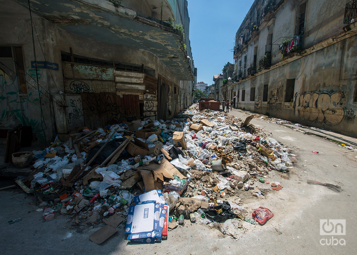 Vertedero en la calle Virtudes, en La Habana. Foto: Otmaro Rodríguez.