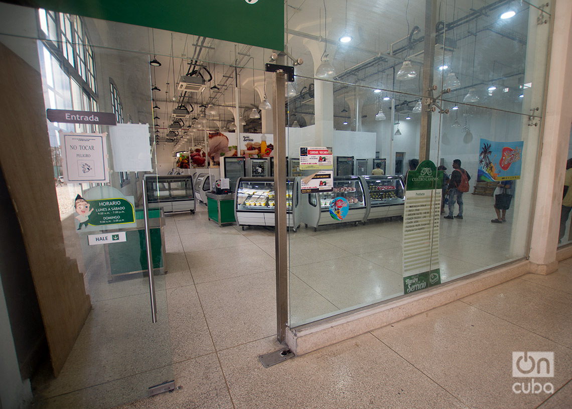 Espaciosa tienda de cárnicos en Cuatro Caminos, en MLC. Foto: Otmaro Rodríguez.