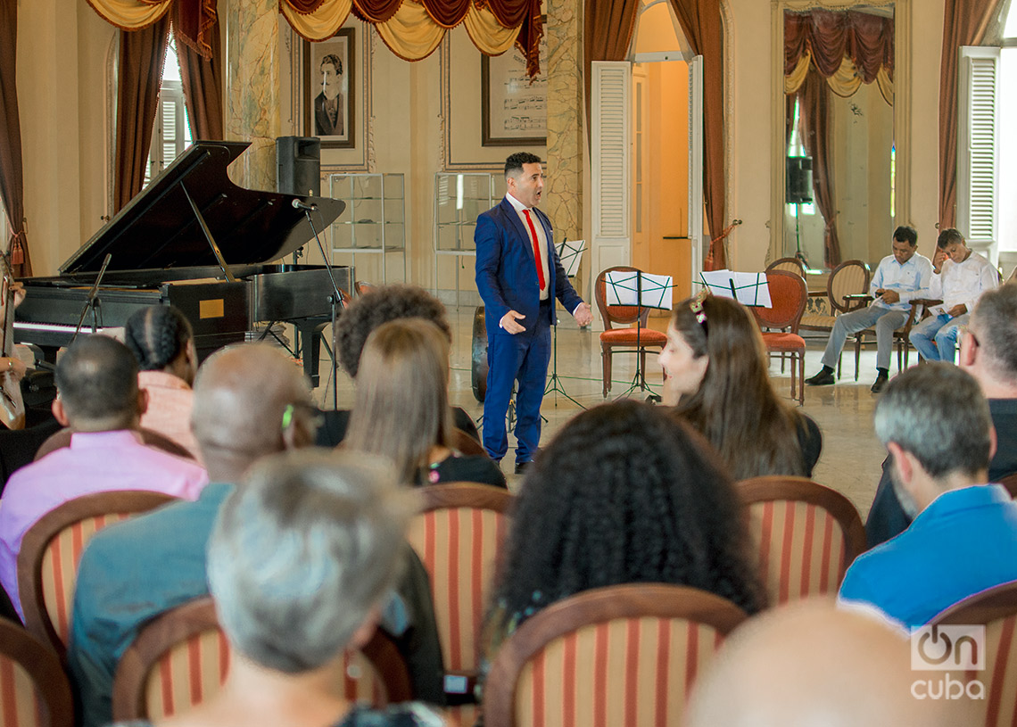 Cesar Vázquez (tenor) en el concierto "Joyas de Ecuador", en la sala Ignacio Cervantes, en La Habana. Foto: Otmaro Rodríguez.