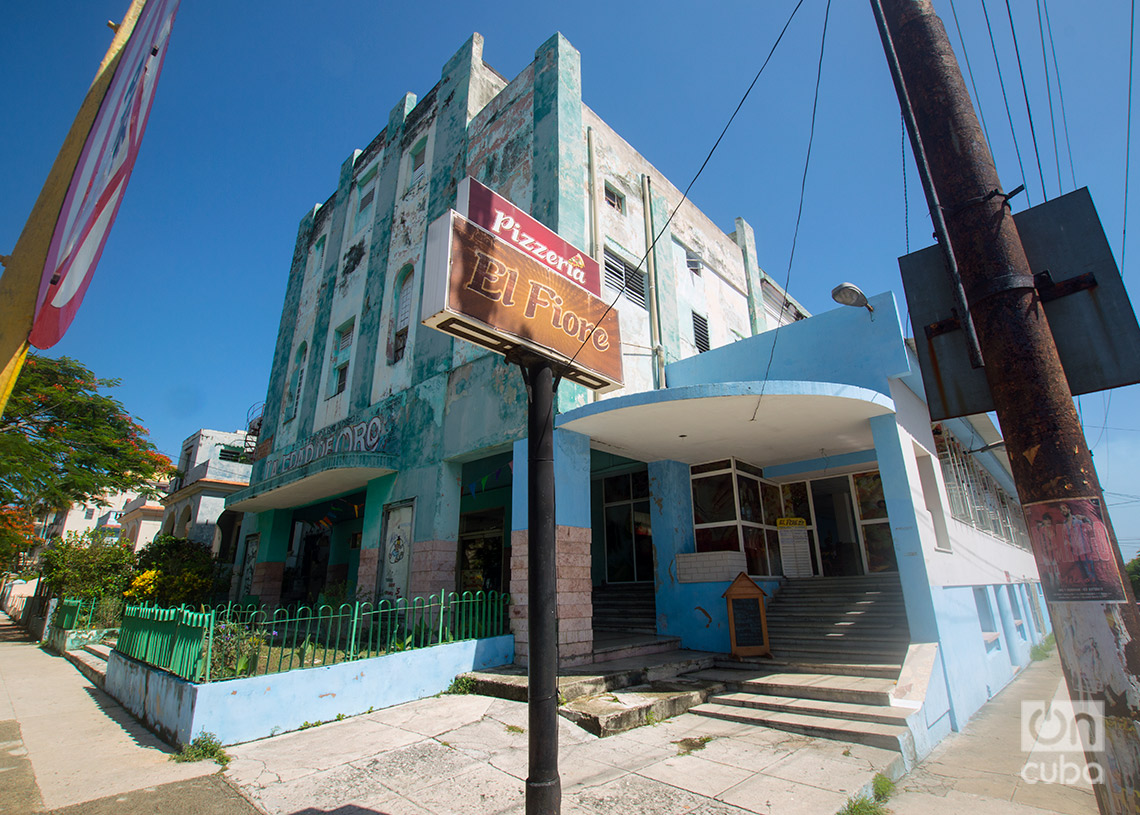 Cine Santa Catalina, hoy sede del grupo La Edad de Oro, y la Pizzería El Fiore. Foto: Otmaro Rodríguez.