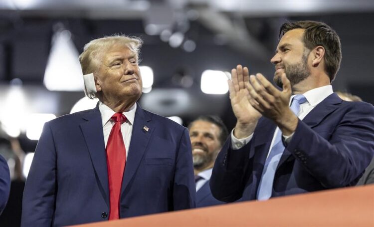 El candidato presidencial republicano Donald Trump y su recién anunciado compañero de fórmula, el senador JD Vance, durante la noche inaugural de la Convención Nacional Republicana. Foto: EFE.