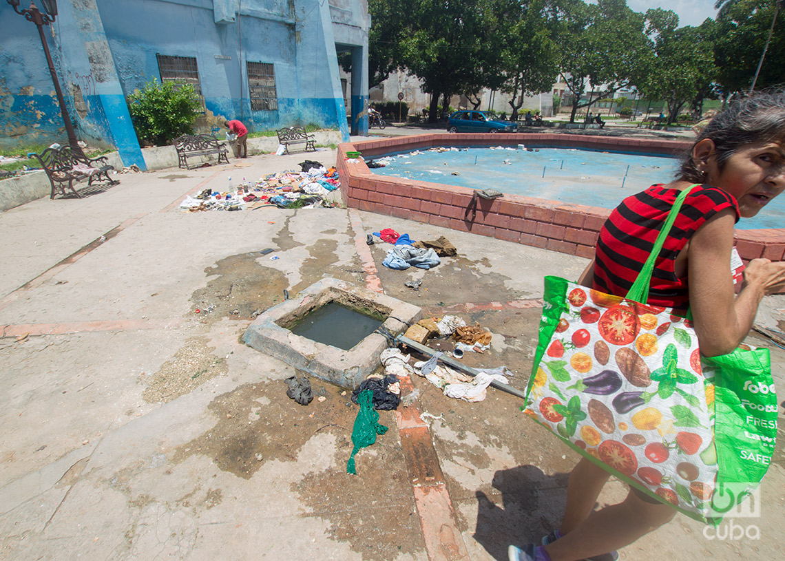 Basura acumulada en los alrededores de la fuente de Cuatro Caminos, en La Habana. Foto: Otmaro Rodríguez.