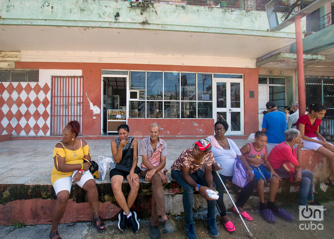 Personas en las afueras del local donde se encontraba la dulcería Franser. Foto: Otmaro Rodríguez.