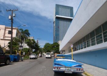 El hotel Iberostar Selection Habana, conocido popularmente como la torre K, visto desde un costado del hotel Habana Libre Foto: AMD / Archivo.
