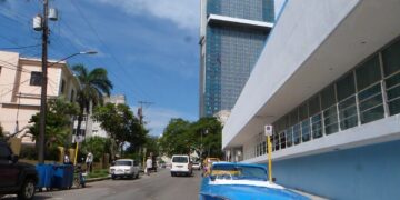El hotel Iberostar Selection Habana, conocido popularmente como la torre K, visto desde un costado del hotel Habana Libre Foto: AMD / Archivo.