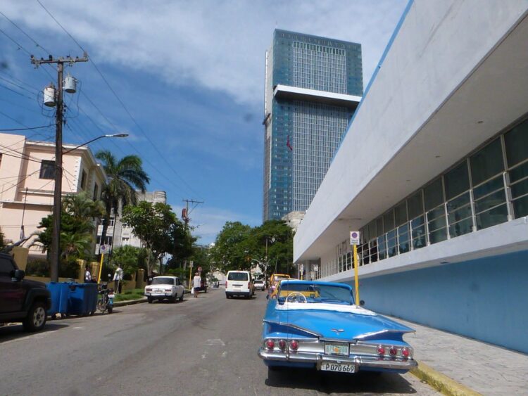 El hotel Iberostar Selection Habana, conocido popularmente como la torre K, visto desde un costado del hotel Habana Libre Foto: AMD / Archivo.