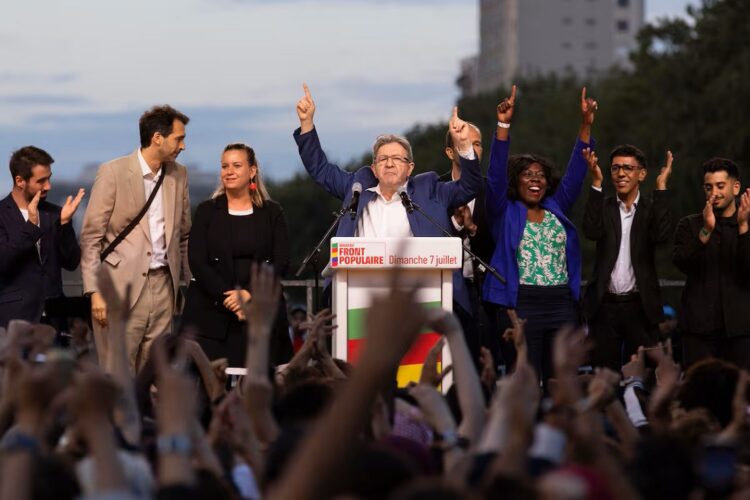 El líder de La Francia Insumisa, Jean-Luc Mélenchon, celebra este domingo los resultados de la coalición de izquierdas del Nuevo Frente Popular en la segunda vuelta de las elecciones en Francia. Foto: ANDRE PAIN/EFE.