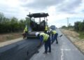 El proceso de asfaltar vías en Cuba marcha con sensibles atrasos. Foto: Granma