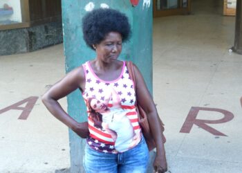 Una mujer afrodescendiente en La Habana. Foto: AMD.