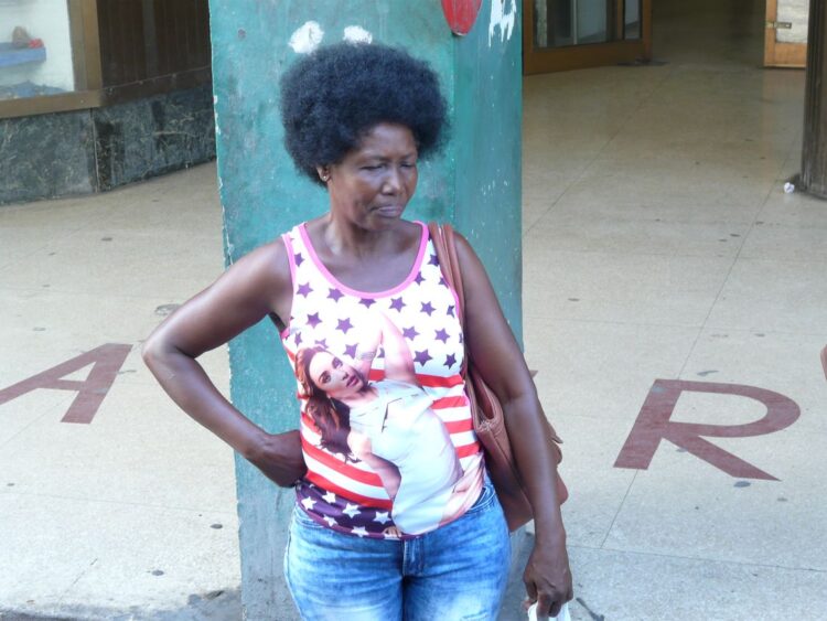 Una mujer afrodescendiente en La Habana. Foto: AMD.