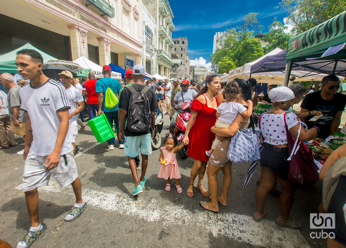 Personas en la feria de la calle Galiano, en La Habana. Foto: Otmaro Rodríguez.
