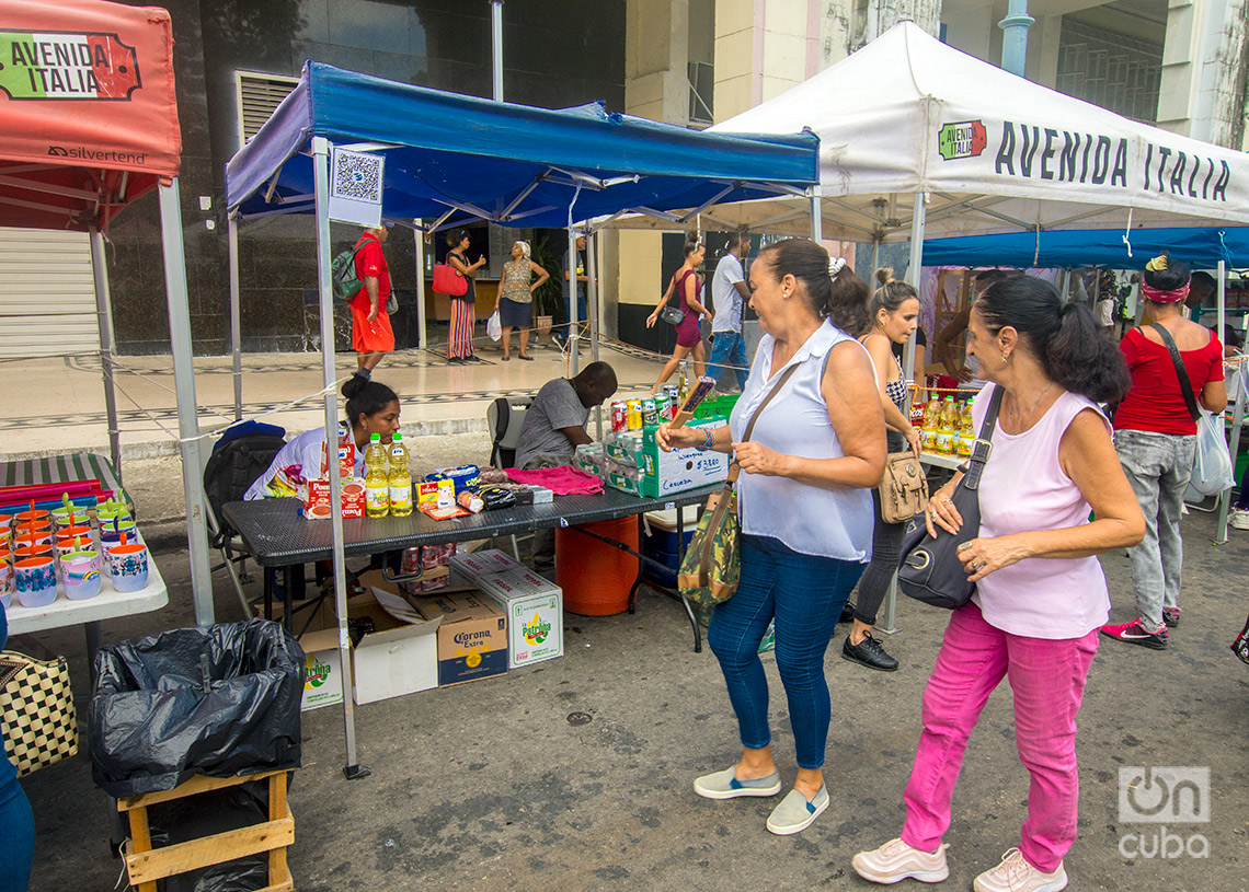 Venta de productos por negocios privados en la feria de la calle Galiano, en La Habana. Foto: Otmaro Rodríguez.