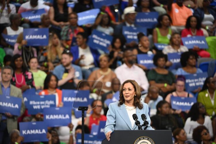 Kamala Harris habla durante un mitin de campaña en Atlanta, Georgia, el 30 de julio de 2024. Foto:  EFE/EPA/EDWARD M. PIO RODA.