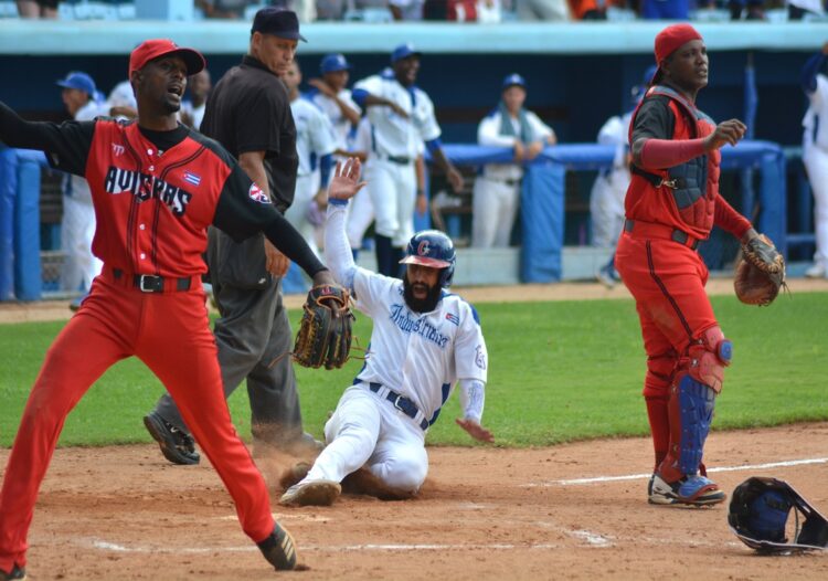 Industriales logró una remontada histórica contra Santiago de Cuba. Foto: Ricardo López Hevia.