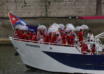 La selección de Cuba desfila en barco por el río Sena, durante la ceremonia de inauguración de los Juegos Olímpicos de París 2024, este viernes en la capital francesa. Foto: Julio Muñoz/EFE.