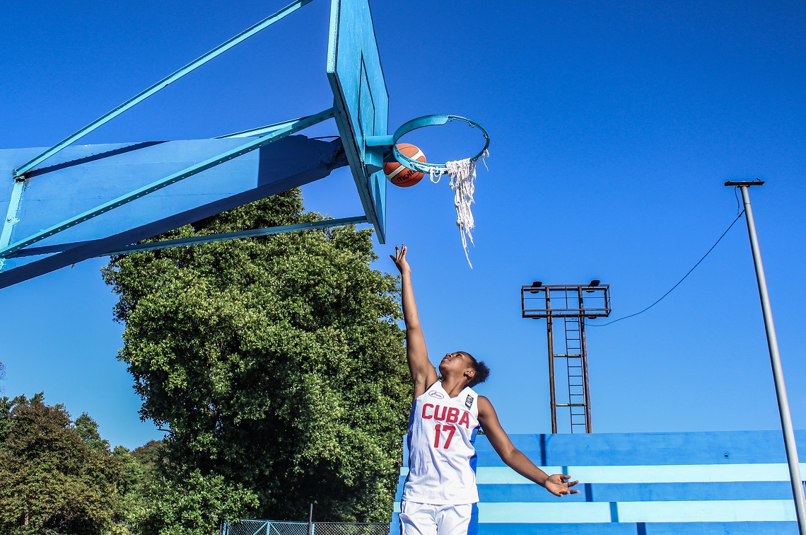 La posibilidad de jugar contratada en el extranjero puede ayudar a Isabela Jourdaín a seguir creciendo como basquetbolista. Foto: Jorge Luis Coll Untoria.