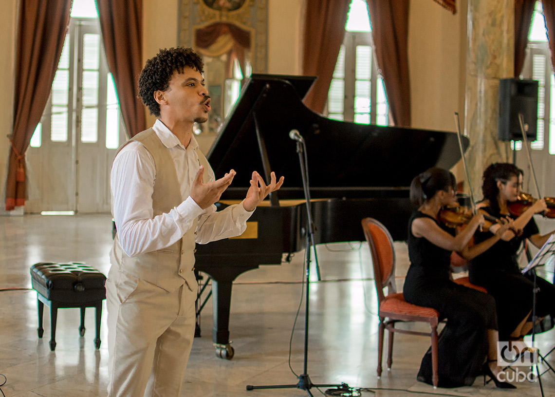 José Luis Guzmán (tenor) en el concierto "Joyas de Ecuador", en la sala Ignacio Cervantes, en La Habana. Foto: Otmaro Rodríguez.