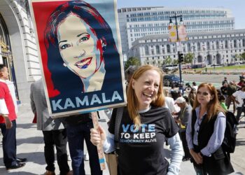 Una integrante del Comité Demócrata de San Francisco sostiene una imagen de la vicepresidenta Kamala Harris en apoyo a su nominación a la presidencia. Foto: EFE.