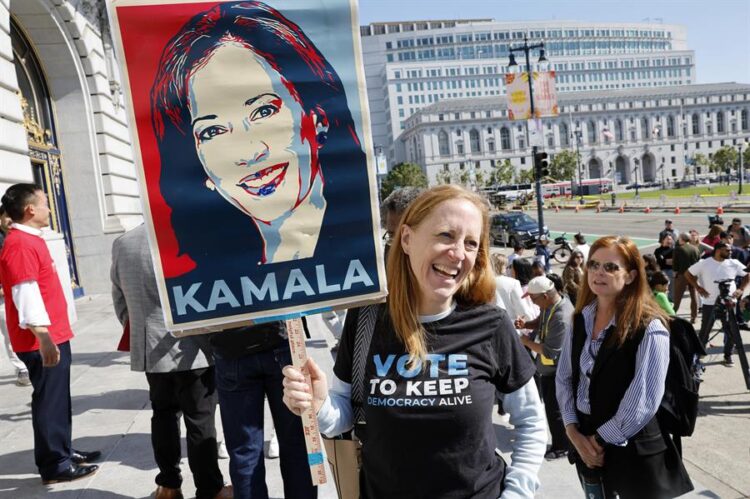 Un miembro del Comité Demócrata de San Francisco sostiene una imagen de la vicepresidenta Kamala Harris en apoyo a su nominación a la presidencia. Foto: EFE.