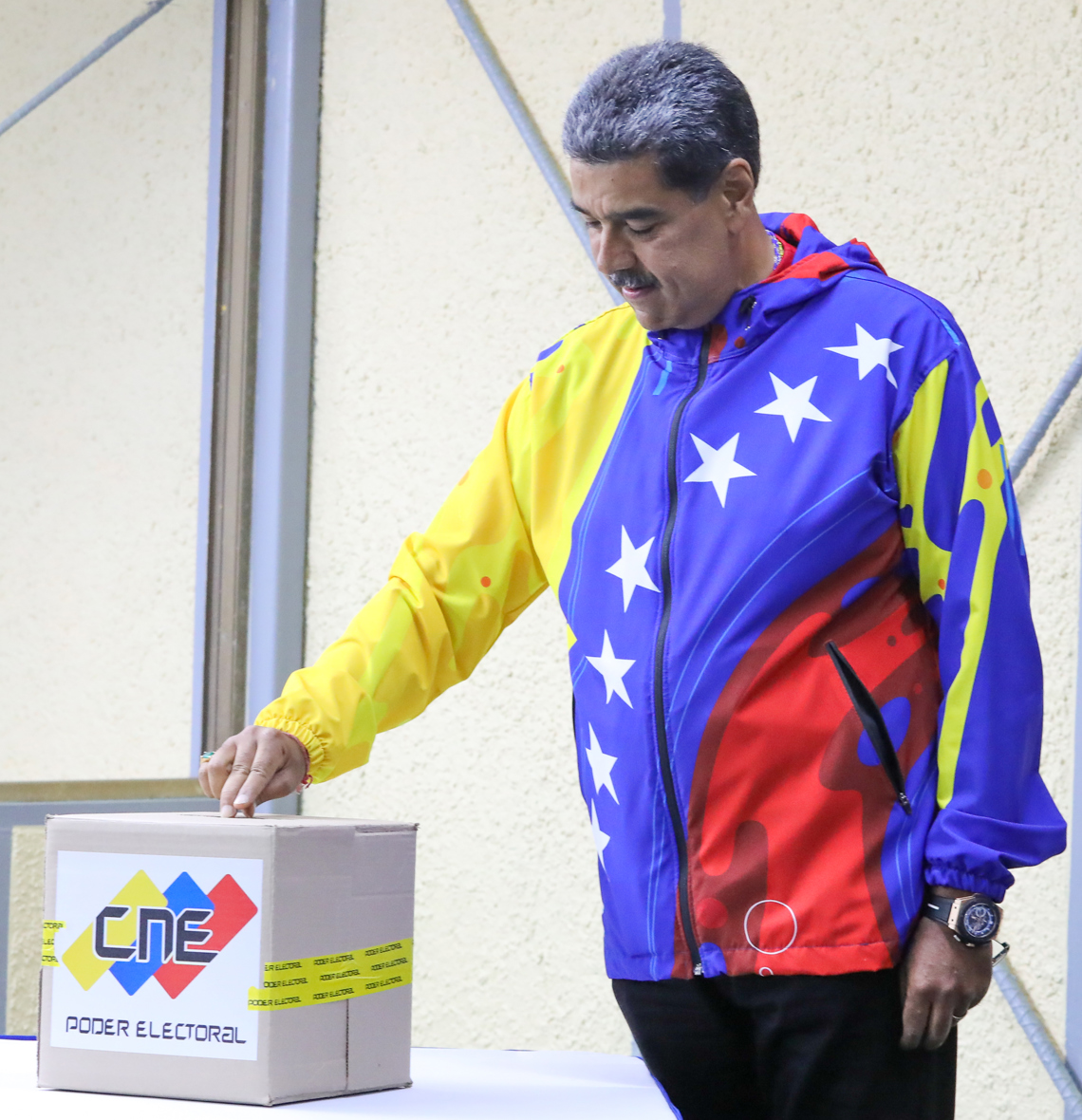 Fotografía cedida por Prensa Miraflores del presidente de Venezuela, Nicolás Maduro, ejerciendo el voto durante las elecciones presidenciales, este domingo, en Caracas (Venezuela). Foto: Prensa Miraflores / EFE.