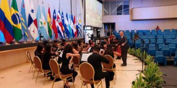 Maestro Guido López- Gavilán en plena dirección orquestal en Panamá . Foto: Prensa Latina