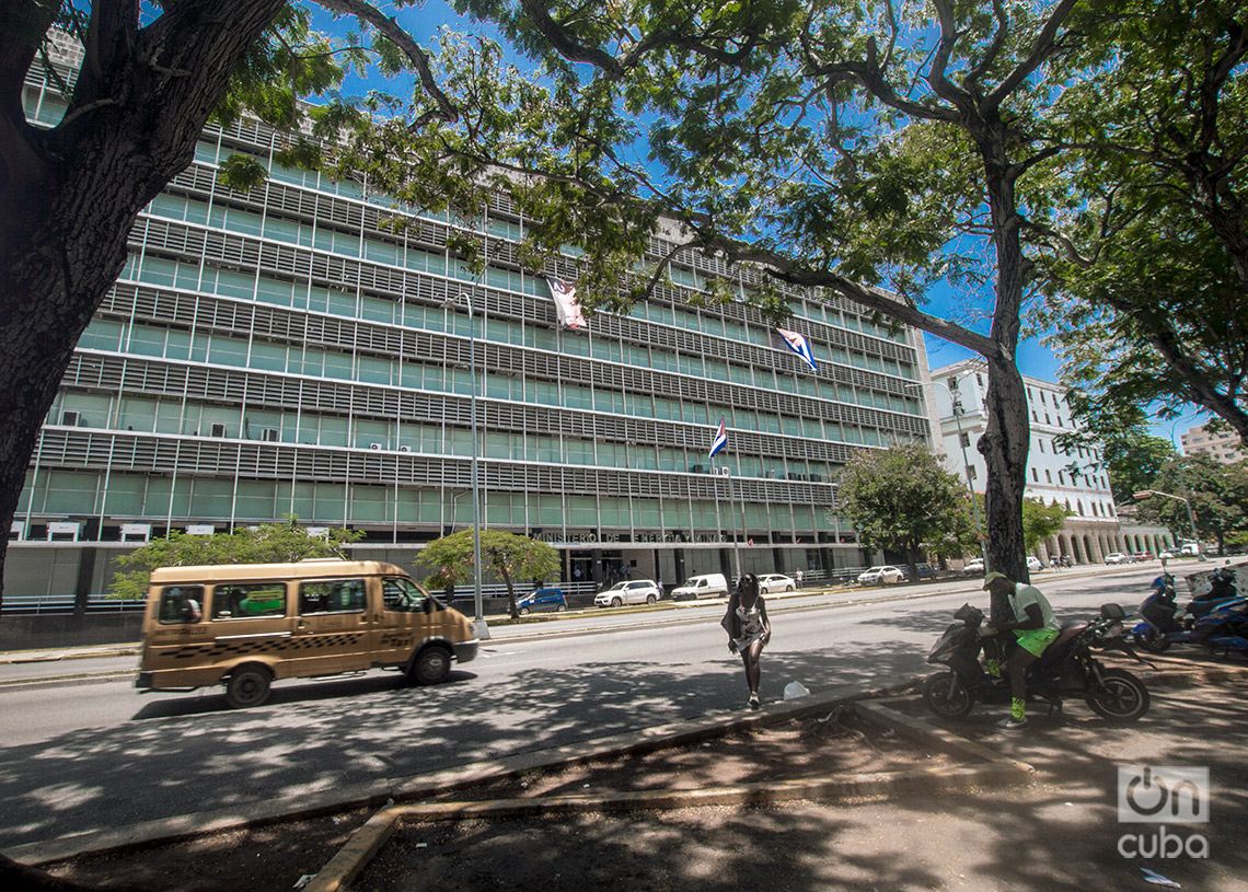 Edificio donde estuvo la Compañía Cubana de Electricidad, hoy Ministerio de Energía y Minas en la avenida Carlos III, La Habana. Foto: Otmaro Rodríguez.