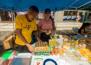 Venta de productos por negocios privados en la feria de la calle Galiano, en La Habana. Foto: Otmaro Rodríguez.