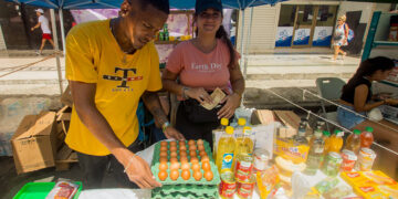 Venta de productos por negocios privados en la feria de la calle Galiano, en La Habana. Foto: Otmaro Rodríguez.