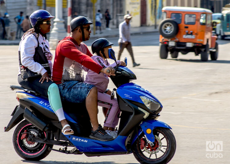 Una familia en una moto eléctrica en La Habana. Foto: Otmaro Rodríguez.